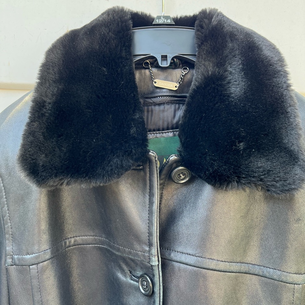 SOLD.   .DANIER Buttery Soft Leather Jacket w/ Fur Collar and Belted SZ 6 - 8 - Picture 9 of 16